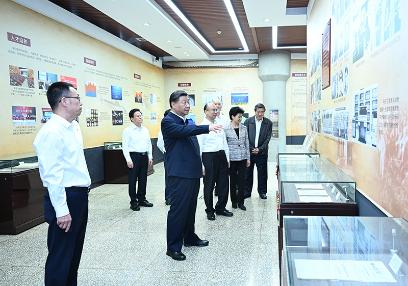 9月6日至8日，中共中央總書記、國家主席、中央軍委主席習近平在黑龍江考察。這是7日上午，習近平在哈爾濱工程大學哈軍工紀念館考察。