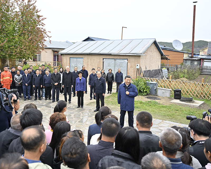 9月6日至8日，中共中央總書記、國家主席、中央軍委主席習近平在黑龍江考察。這是6日下午，習近平在大興安嶺地區(qū)漠河市北極村考察時，同當地群眾親切交流。