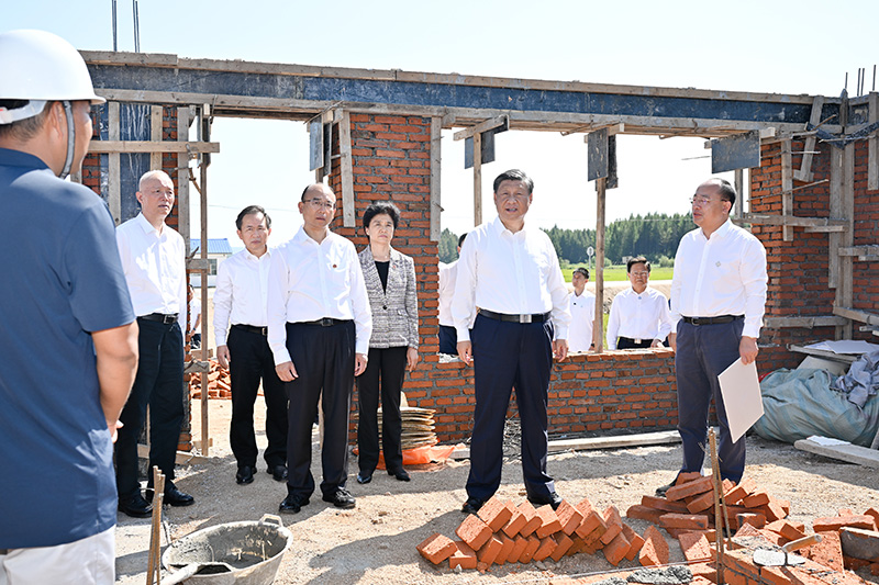 9月6日至8日，中共中央總書記、國家主席、中央軍委主席習近平在黑龍江考察。這是7日上午，習近平在遭受洪澇災害的哈爾濱尚志市老街基鄉(xiāng)龍王廟村，察看水毀房屋重建情況。