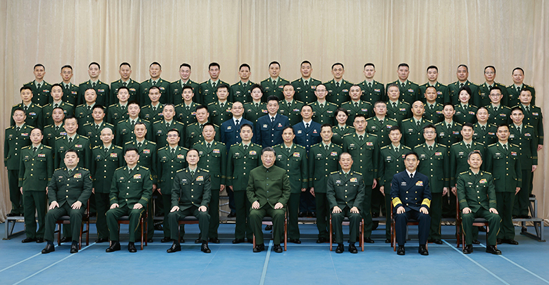 11月29日，中共中央總書記、國(guó)家主席、中央軍委主席習(xí)近平到武警海警總隊(duì)東海海區(qū)指揮部視察。這是習(xí)近平親切接見(jiàn)東海海區(qū)指揮部有關(guān)同志，同大家合影留念。